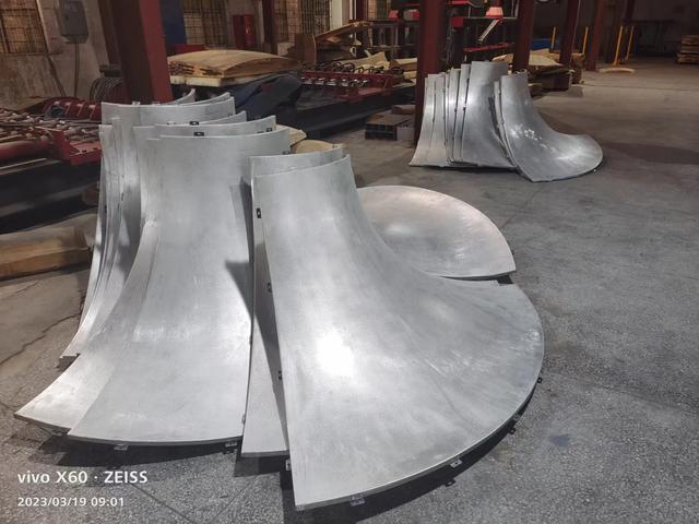 Dubbla böjda pelare av aluminium och tak